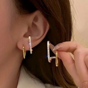 SPARKLING POST EARRINGS in Gold